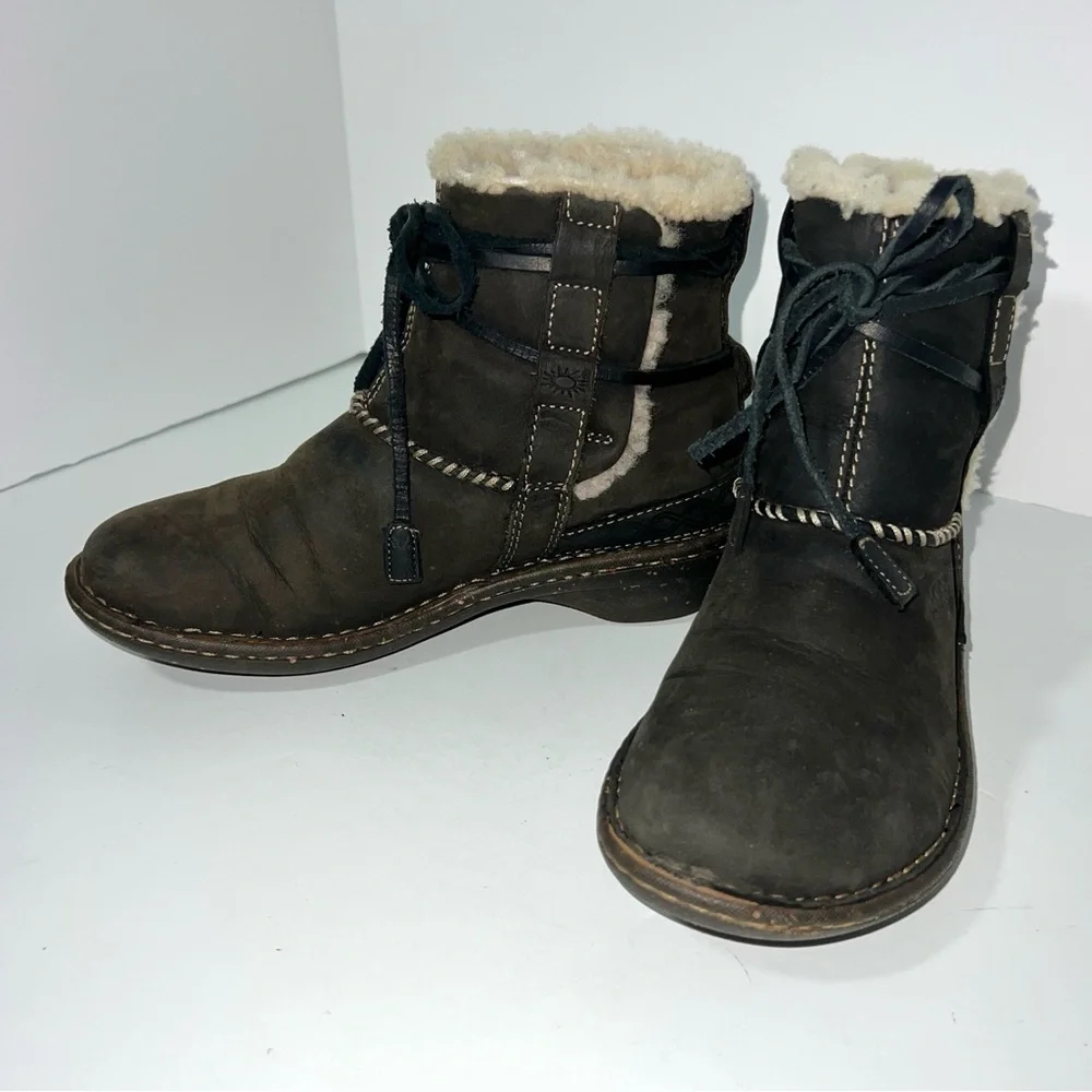 UGG Australia Cove‎ Ankle Boots Black Leather Suede Sheepskin Wrapped Lace Sz 7